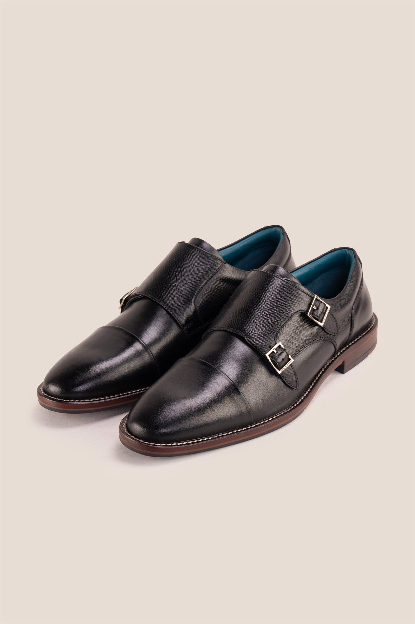 Kayden Black leather monk strap shoes by OSWIN HYDE for men. Toe cap designed with saffiano print, cushioned insole and padded topline.