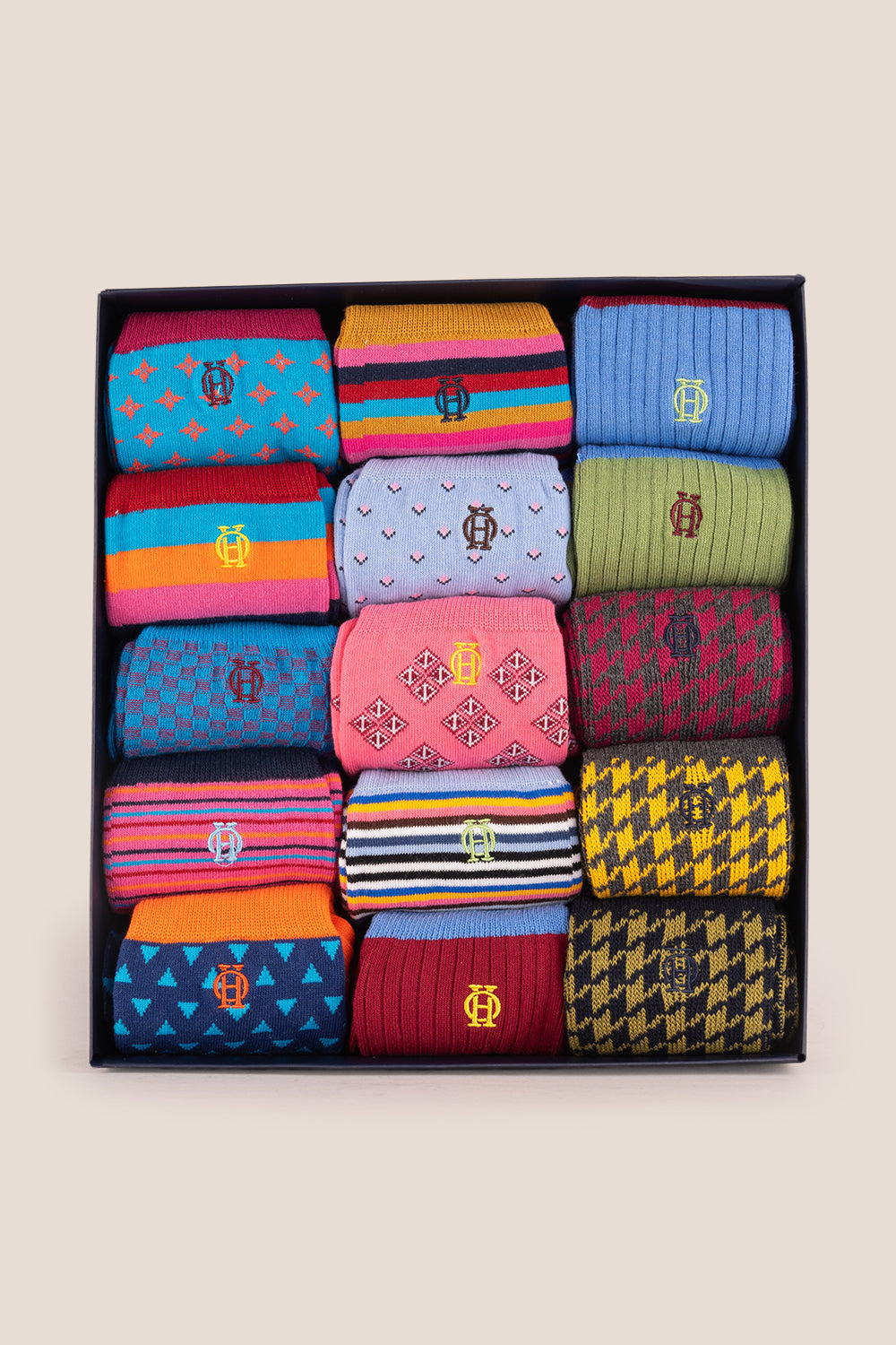 Oswin Hyde All You Need fifteen pairs of patterned socks for men, offering convenience and style.