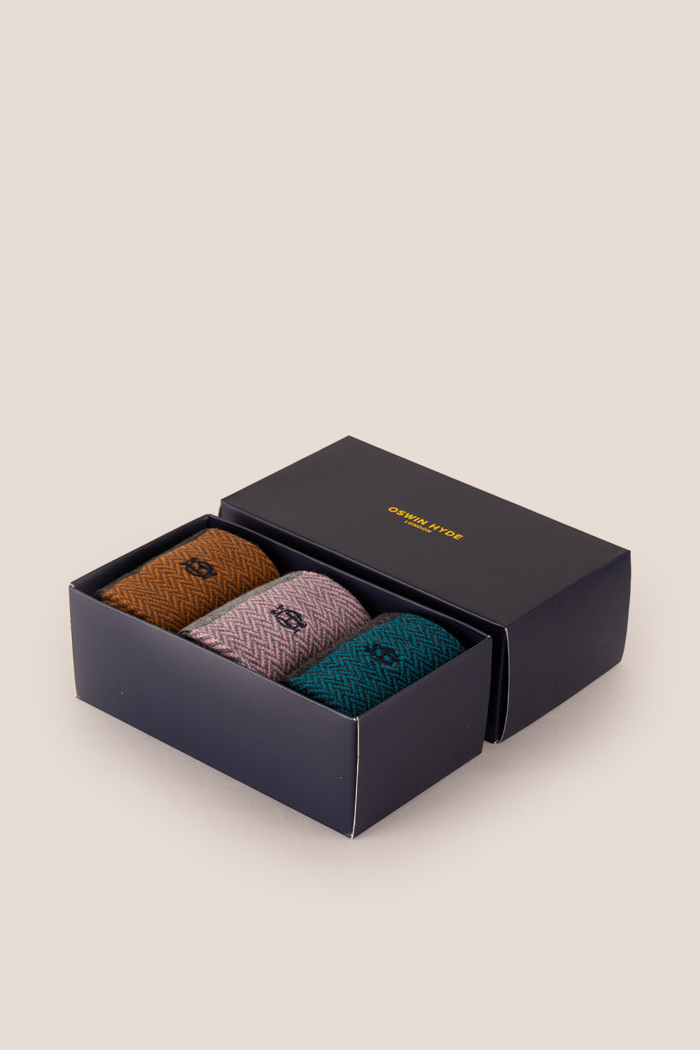 Oswin Hyde Herringbone men’s cotton socks in a three-pack. These luxury socks offer comfort, style, and a classic design for everyday wear.