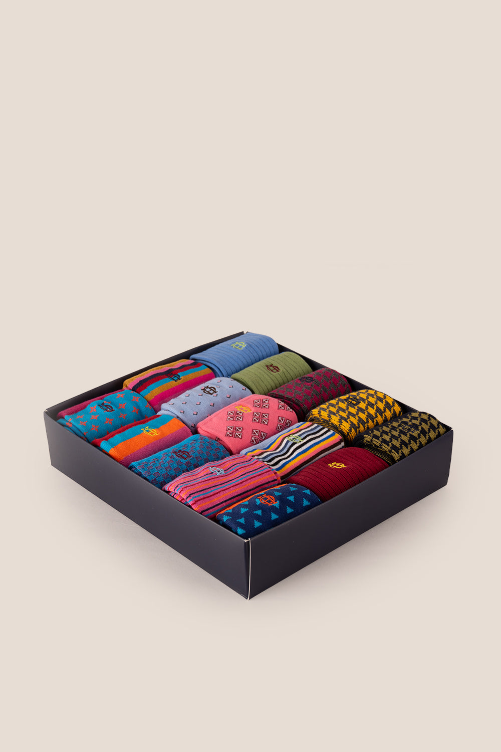 Oswin Hyde All You Need fifteen pairs of patterned socks for men, offering convenience and style.