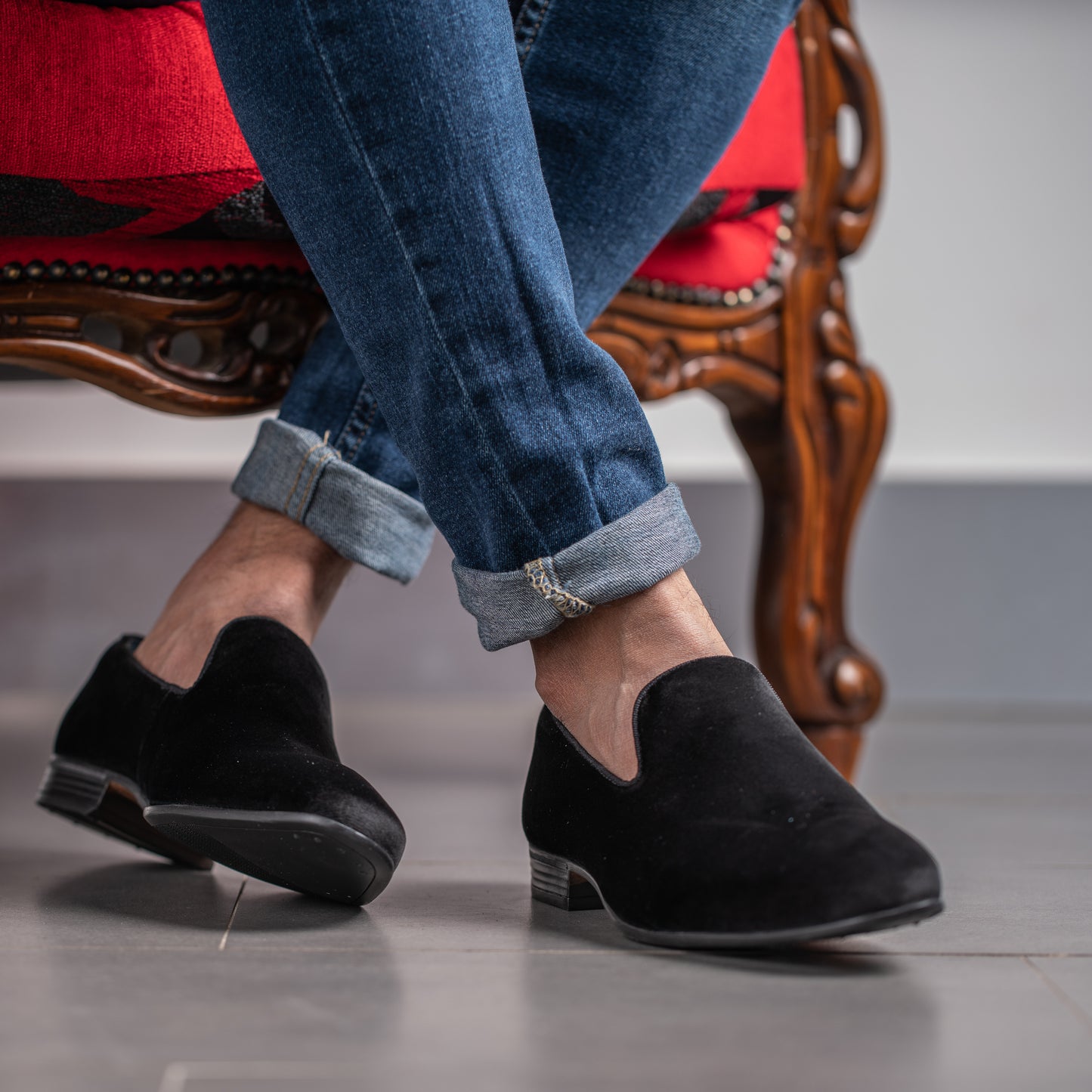 Model wearing Men's Black velvet loafer smoking slipper