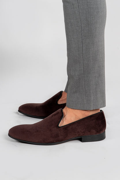 modfel wearing Men's Bordo velvet loafer smoking slipper